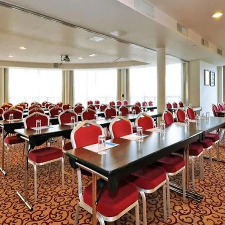 Hotel Maldron Sandy Road 4*
